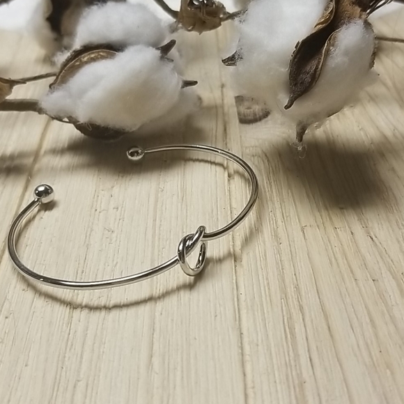 Pretty knotted Womens bangle in SILVER - Picture 4 of 5
